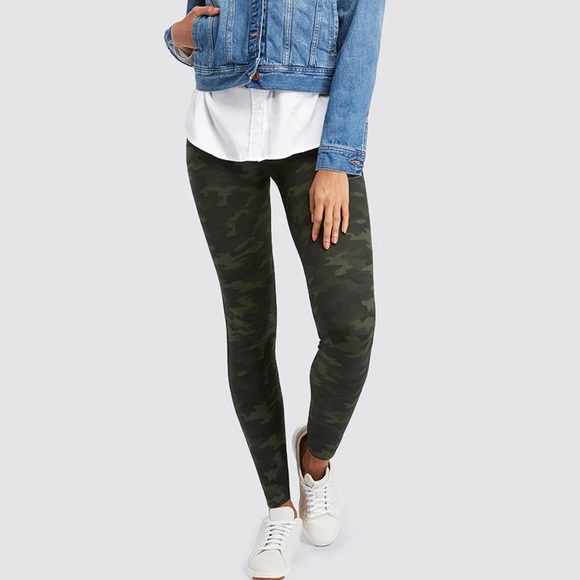 New SPANX Look At Me Now Seamless Legging in Green Camo - Picture 2 of 12